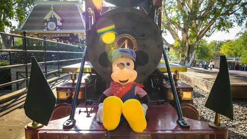 Vista 8 de Treasures of the Disney Vault Engineer Mickey, juguetes para niños con licencia oficial para niños de 3 años en adelante por Just Play