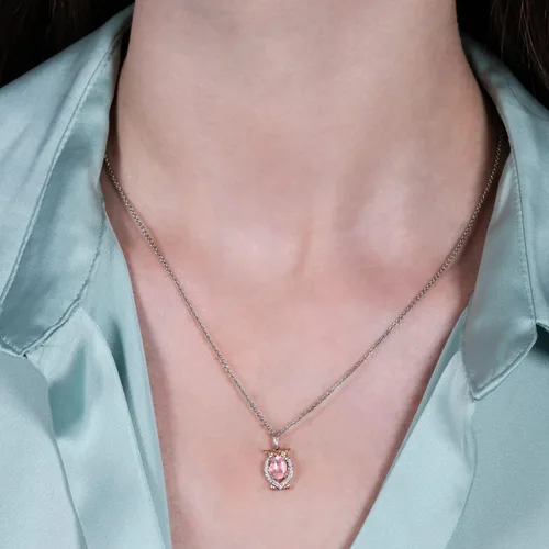 Vista 4 de Enchanted Disney Fine Jewelry - Collar de plata de ley y oro rosa de 10 quilates, 0.276 x 0.197in, cuarzo rosa ovalado facetado y 110 quilates