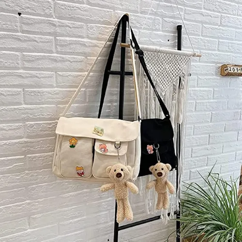 Vista 3 de Bolso cruzado de lona con alfileres Kawaii y colgante bolso de mensajero casual para estudiantes mochila escolar para niñas y mujeres