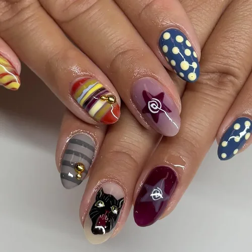 Vista 8 de Uñas postizas de almendra medianas MABKJLF con punta francesa, uñas falsas 3D con diseños de pedrería de flores de fresa, uñas pegajosas brillantes 1