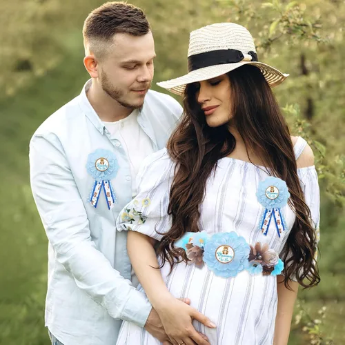 Vista 4 de Vansolinne Oso de peluche azul para maternidad, banda para mamá para ser y papá para ser ramillete, juego de alfileres para oso baby shower