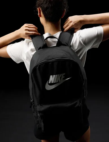 Vista 2 de Nike Adult Classics Heritage Mochila (25L, 23L o 6L) Hombres y Mujeres Negro/Negro/Blanco
