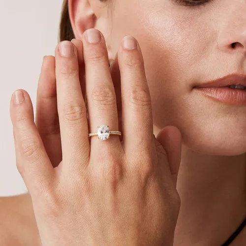 Vista 2 de PAVOI Anillo de compromiso chapado en oro de 14 quilates para mujer Anillo de boda para mujer Anillo de compromiso falso ovalado para mujer