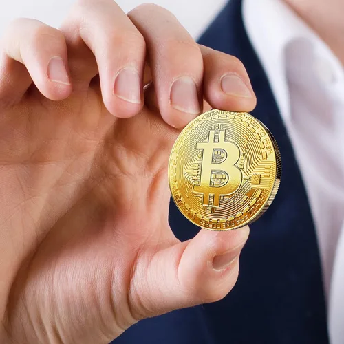 Vista 6 de Bitcoin físico chapado en oro de 24 quilates. Un verdadero artículo de coleccionista con funda protectora