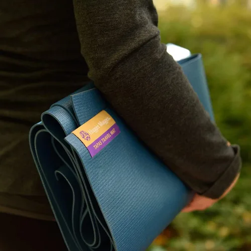 Vista 8 de Hugger Mugger Tapete de yoga de viaje de tapas, súper portátil y duradero, superficie adhesiva texturizada, se puede plegar o enrollar, plegable