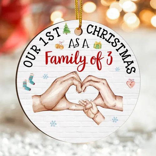 Vista 3 de Gossby Adorno de Navidad acrílico para la familia de 3 – Adorno de madera para la primera Navidad del bebé – Nuestra primera Navidad como familia