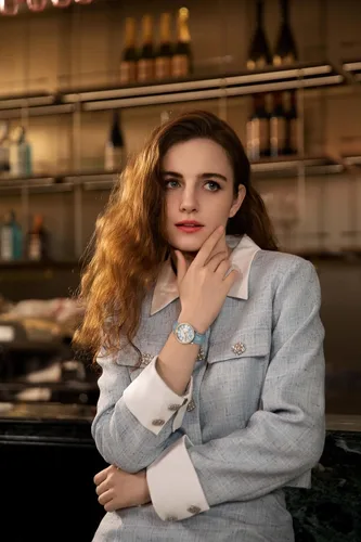 Vista 2 de GOLDEN MAPLE Delicados relojes para mujer, esfera de nácar y movimiento de cuarzo suizo con correa de cuero, serie Cloud