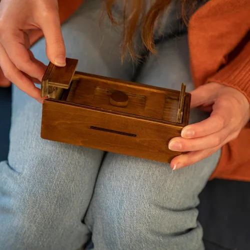 Vista 7 de Bits and Pieces - Guarde su dinero en esta caja secreta, rompecabezas - Secreto compartimiento de madera, juego de cerebros para adultos