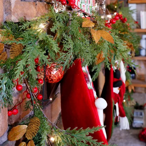 Vista 4 de GUOOU Guirnalda de Navidad iluminada de 6 pies, guirnalda de Navidad a pilas con luces, guirnalda preiluminada con bolas rojas para interiores