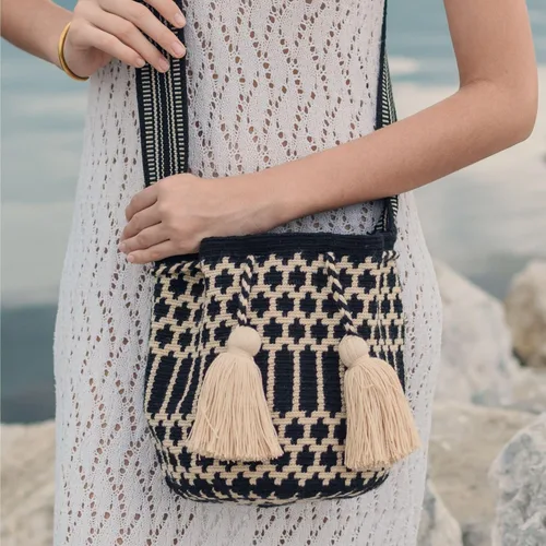 Vista 3 de Classic Authentic WAYUU Bag, Mochila from Colombia, Medium Crochet Crossbody, Handmade Medium Purse, Bucket Bag.