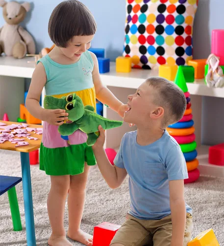 Vista 6 de DolliBu - Animal de peluche de cocodrilo verde, súper suave, ojos grandes abrazables para niños y adultos, 6 pulgadas