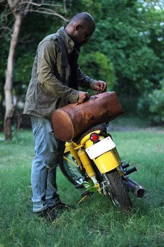 Vista 8 de Bolsa de lona para motocicleta de cuero genuino de grano completo resistente de inspiración militar Alforja Bolsa de fin de semana Con correas