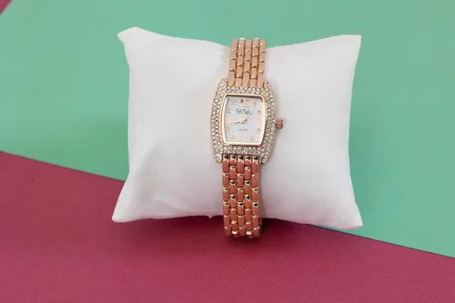 Vista 8 de Bob Mackie Relojes de diseñador para mujer Pulseras de reloj de pulsera para mujer con cristales, diamantes de imitación y detalles de purpurina