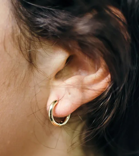Vista 2 de Aretes de aro redondos con bisagras de oro de 14 quilates