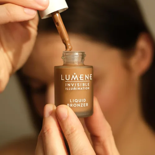 Vista 4 de Lumene Invisible Illumination [Kaunis] Bronceador líquido - Gotas bronceadoras con textura construible con infusión para el cuidado de la piel