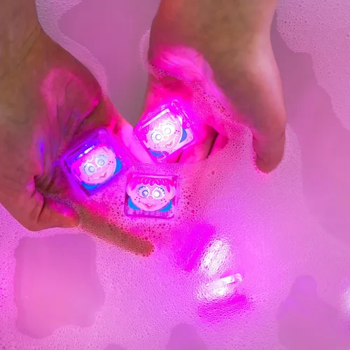 Vista 3 de Glo Pals x Plaza Sésamo Cubos Luminosos Activados por Agua para Juegos Sensoriales (Abby Cadabby - Solo Cubos)