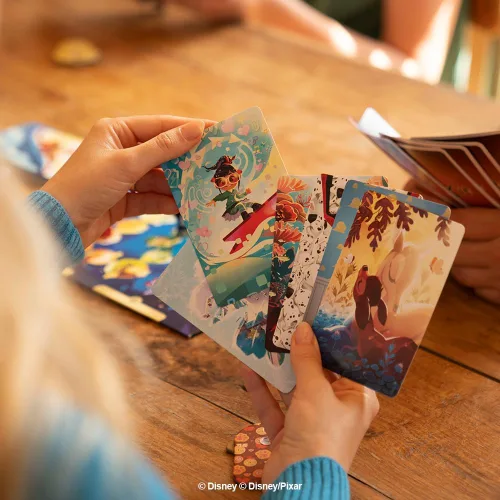 Vista 10 de Asmodee Dixit Disney Edition Juego de Mesa - Sumérgete en una Aventura Mágica de Narración, Divertido Juego Familiar para Niños y Adultos, Edades