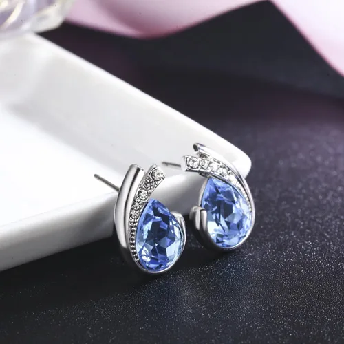 Vista 2 de Aretes de lágrima chapados en platino hechos con cristales austriacos para mujer