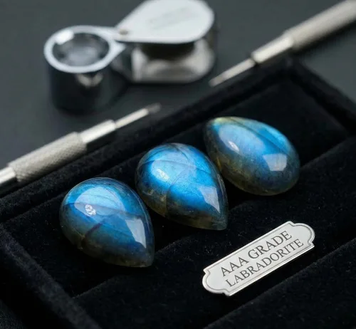 Vista 2 de Caja de 3 piezas de piedras preciosas sueltas de labradorita de fuego azul en forma de pera calibrada natural de 0.394 x 0.551 in. Para el bienestar