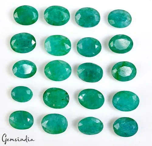 Vista 2 de gemsindia 155.50 quilates Natural Top Verde Colombiano Esmeralda Tallada Anillo Tamaño de la mejor piedra preciosa 20 piezas Tamaño 0.472-0.591in