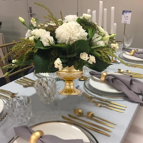 Vista 3 de Jarrones de metal para centros de mesa, Hewory Jarrones de compota de pedestal dorado con contenedor floral a granel, cuencos con pie de latón