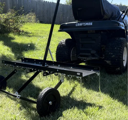 Vista 2 de YITAMOTOR Descompactador de Remolque de 40 Pulgadas, Rastrillo Descompactador para Césped con 20 Dientes de Acero de Resorte y Mango de Elevación