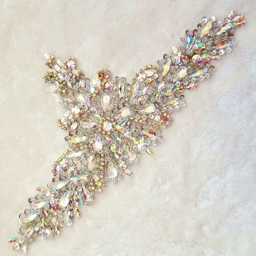 Vista 4 de Exquisitos parches de cristal brillantes hechos a mano de color AB para coser con piedras y lentejuelas para vestidos de novia, accesorios manuales