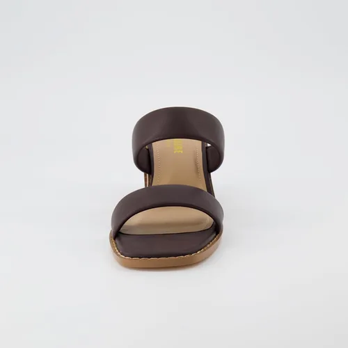 Vista 3 de CUSHIONAIRE Sandalia Clever de tacón de bloque de dos bandas para mujer + espuma viscoelástica, anchos disponibles