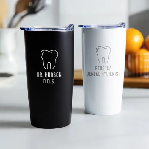 Vista 4 de Lifetime Creations Vaso de dentista personalizado grabado con tapa de 20 onzas (negro) – Regalo personalizado para dentista, taza de viaje de café