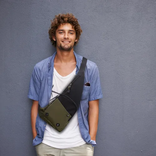 Vista 8 de Peicees Bolso bandolera impermeable para hombre, mochila delgada para hombre, bolso de hombro pequeño para viajes, senderismo