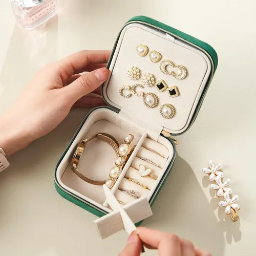 Vista 6 de EXUBERTREE Caja de almacenamiento de joyería de viaje de terciopelo de felpa, organizador de joyas de viaje para aretes y anillos, organizador