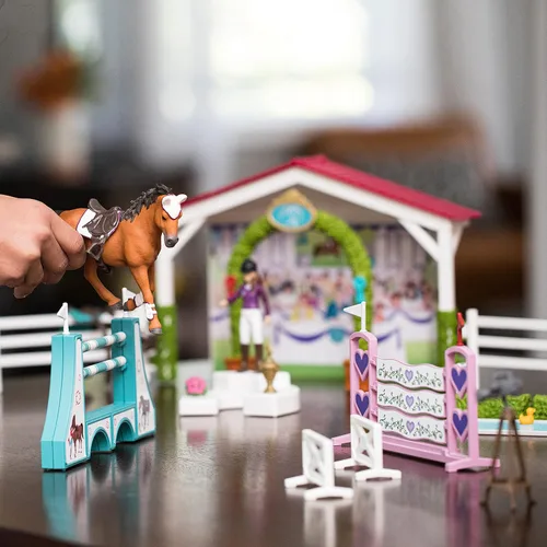 Vista 4 de Schleich Horse Club, juego de 86 piezas, juguetes de caballos para niñas y niños de 5 a 12 años, torneo de caballos de la amistad