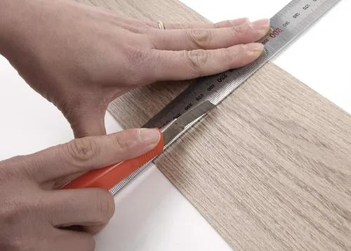 Vista 5 de ROSEROSA Pelar y pegar, tablón de piso de polipropileno de ingeniería con patrón de madera de acacia, suelo duradero (ECK-705: 5 tablas)
