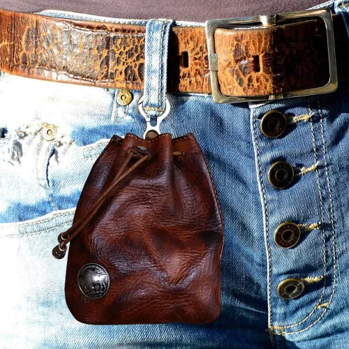 Vista 8 de Wugebud 1 llavero medieval de cuero, organizador de monedas, soporte para cambios, bolsa de cuero con cordón para hombres y mujeres, Marrón