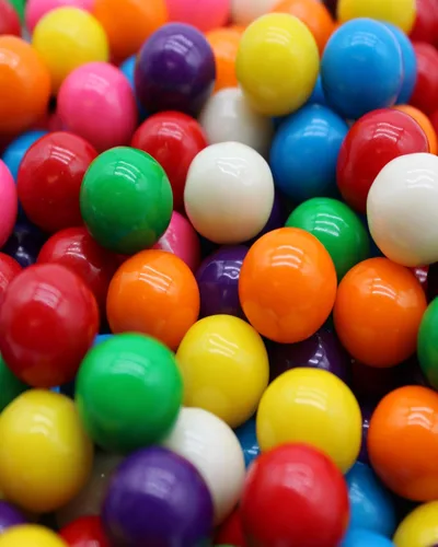 Vista 3 de GumBalls Pequeño Surtido 2.5 libras 608 piezas, Mini Goma de mascar arcoíris para tarros de caramelo y eventos
