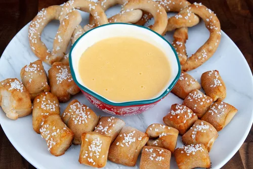 Vista 5 de Mom's Place Gluten Free Pretzels suaves con mezcla de sal marina, kit de preparación de pretzel suave, 1 paquete, fácil de fabricar, 24 porciones