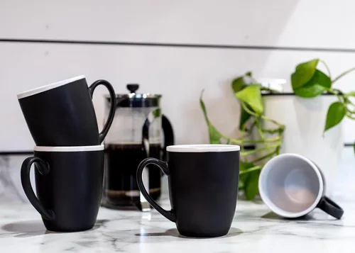 Vista 6 de Elanze Designs Juego de 4 tazas de cerámica mate de 16 onzas con interior blanco y negro