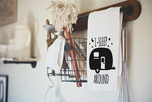 Vista 3 de Toalla de cocina hecha a mano con texto en inglés "I Sleep Around RV Camping Kitchen Towel – Toalla de cocina 100% algodón con refranes divertidos