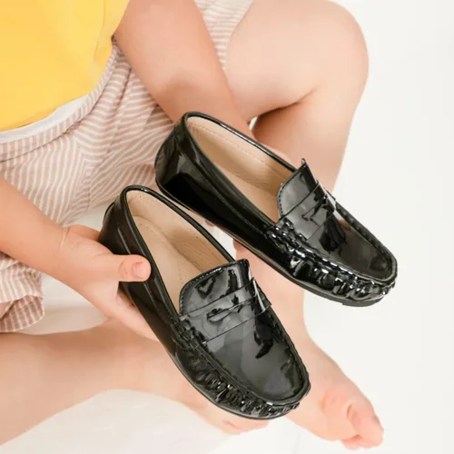 Vista 2 de Mocasines de cuero sin cordones para niños y niñas, con textura, planos, vestido de barco, mocasín, escuela, zapatos para caminar diariamente