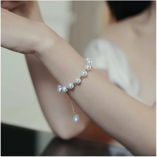 Vista 4 de Pulsera de perlas para mujer, pulsera deslizante ajustable dorada, pulsera de cadena delicada, regalo de dama de honor para niñas blancas, Sin gemas.