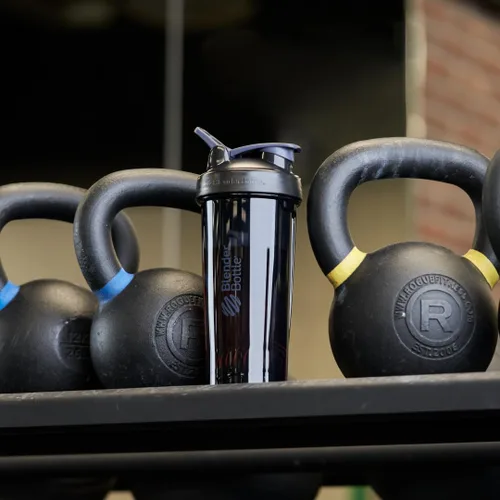 Vista 6 de BlenderBottle - Botella agitadora Pro Series ideal para batidos de proteínas y preentrenamiento, 32 onzas, color negro