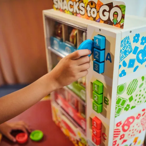 Vista 8 de Melissa & Doug Sort-Stock-Select - Máquina expendedora de madera de juguete con comida para jugar, mini máquina expendedora de juguetes y dinero