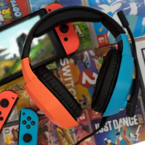 Vista 7 de Orzly Auriculares para juegos con micrófono para Nintendo Switch OLED y Lite Joycon Color Match con Micrófono de Luz LED y Control Remoto - Hornet