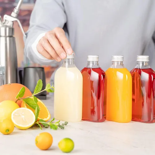 Vista 5 de Restaurantware Bottle Tek - Botellas de licor de 10 onzas, 100 botellas de plástico vacías, desechables con tapas de aluminio, botella de plástico