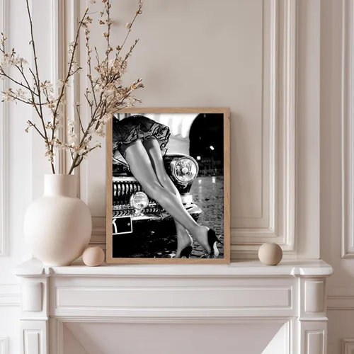 Vista 5 de Poster Master Póster de piernas sexys en coche clásico, impresión de mujer con tacones altos, arte femenino, ilustración en blanco y negro