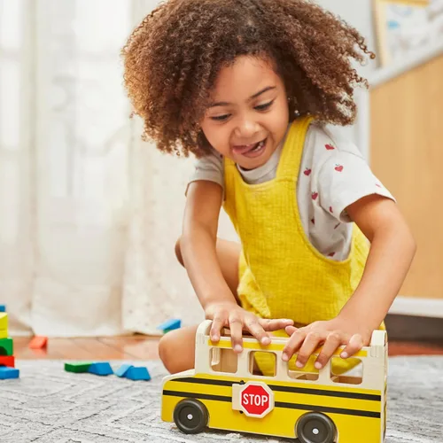 Vista 8 de Melissa & Doug Juego de madera para autobús escolar con 7 figuras de juego