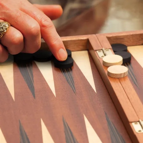 Vista 4 de Set de juego de backgammon lacado con incrustaciones de madera en blanco y negro, 13 pulgadas (versión inglés)