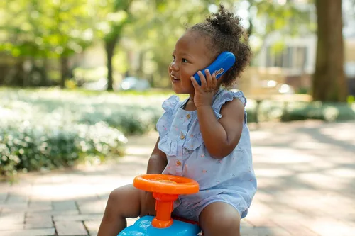 Vista 10 de Blippi NE Basic Ride-On by Dynacraft - Diseño divertido y colorido, perfecto para niños pequeños, resistente y duradero, fácil de montar, ideal