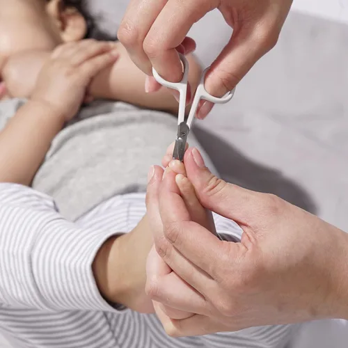Vista 6 de Tweezerman Kit de manicura para bebés con cortaúñas, cepillo, tijeras y lima