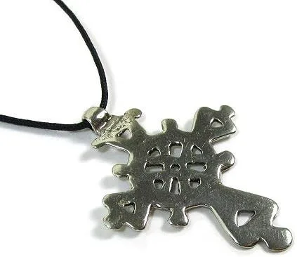Vista 2 de African Cruz peltre colgante con collar Corded, la fe Collection